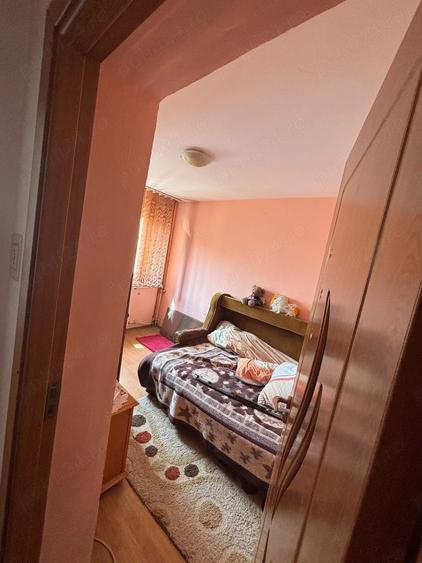 Apartament cu 3 camere semidecomandat în Cet