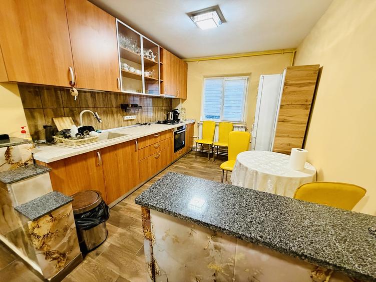 Apartament cu 3 camere decomandat, mobilat în Uverturii