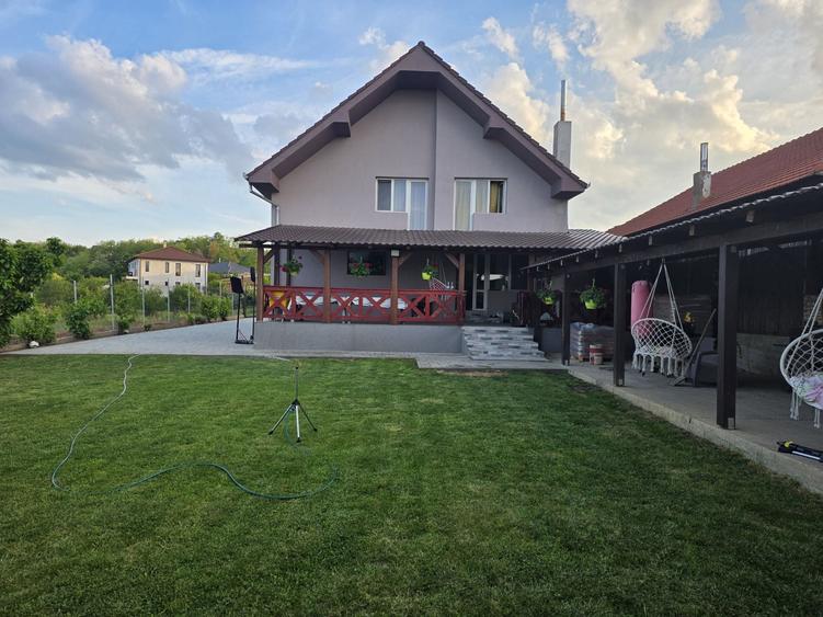 Casă cu 4 camere în Oncea