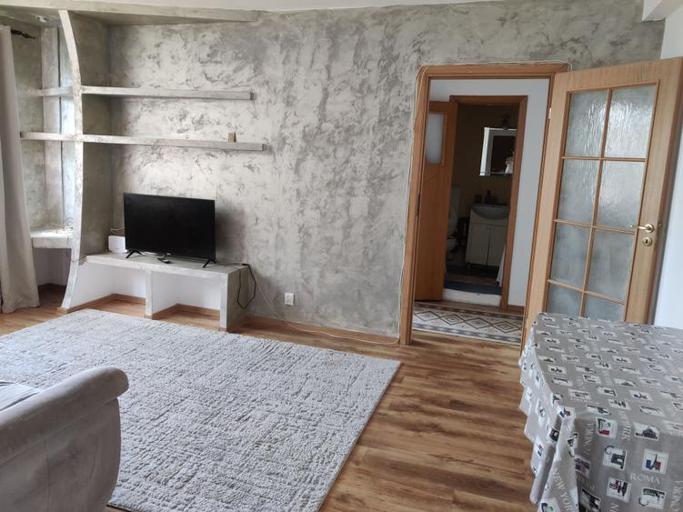 Apartament cu 3 camere semidecomandat în Drumul Taberei