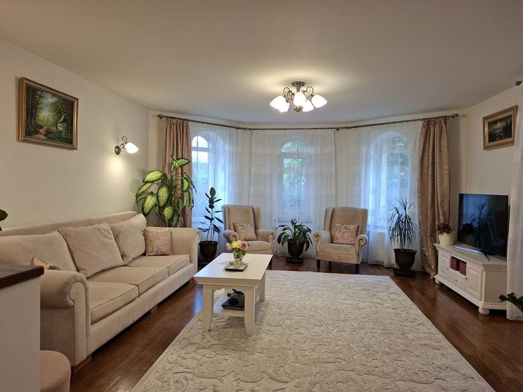 Casă cu 4 camere decomandat în Ghiroda