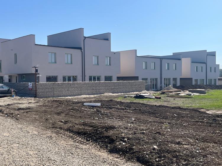 Casă individuală cu 5 camere cu Canalizare în Voluntari