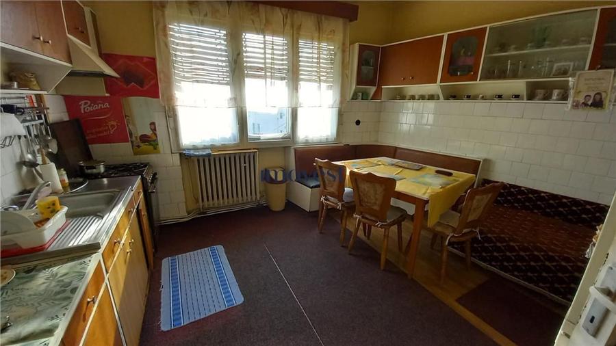 Apartament cu 3 camere semidecomandat în 14 Mai