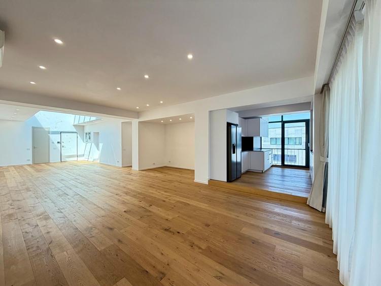 Apartament cu 4 camere semidecomandat în Romană