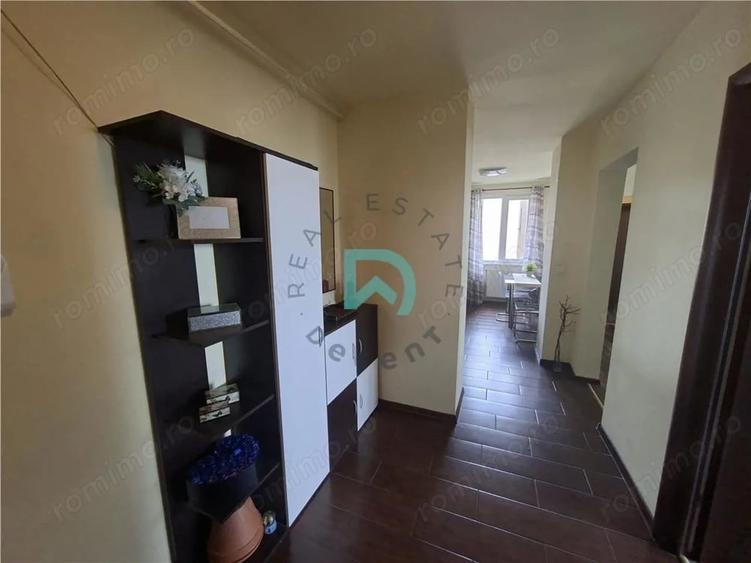 Apartament cu 3 camere decomandat în Calea București