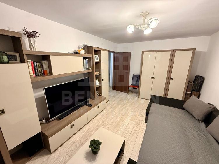 Apartament cu 3 camere decomandat în Craiovița Nouă