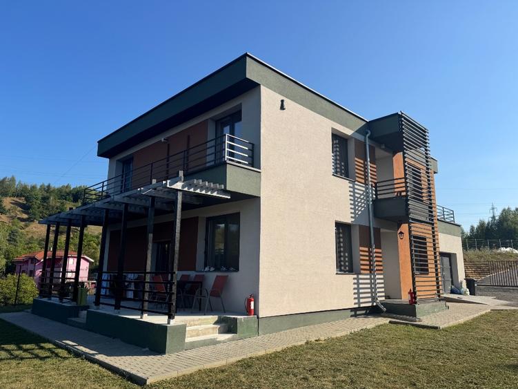 Casă individuală cu 5 camere cu Teren 1000 Mp în Central