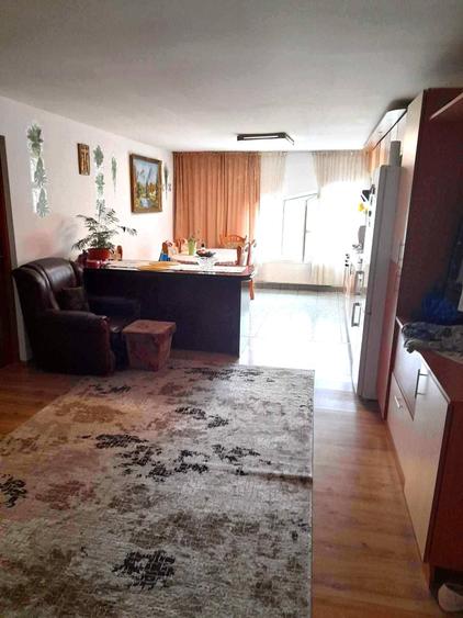 Apartament cu 3 camere decomandat în Plopilor