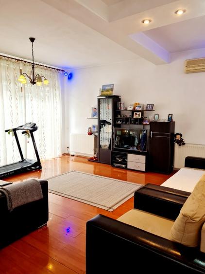 Casă individuală cu 5 camere cu Canalizare în Andronache
