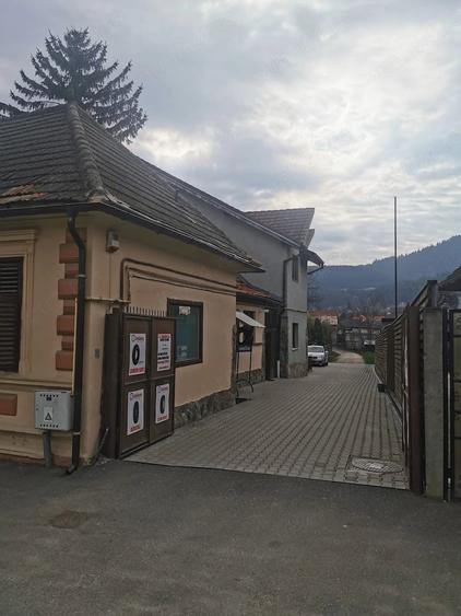 Casă cu 3 camere cu Teren 1958 Mp în Central
