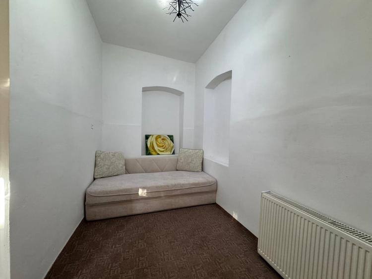 Apartament cu 3 camere semidecomandat, mobilat în Central