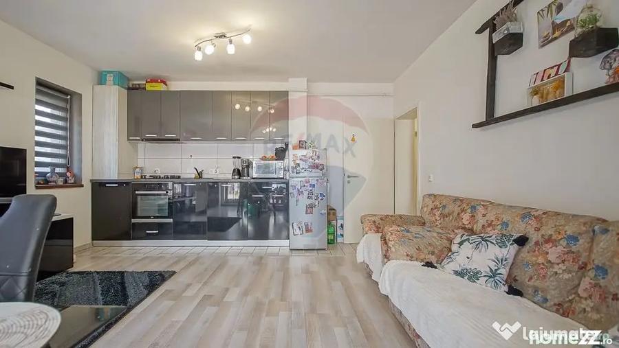 Apartament cu 3 camere decomandat în Tractorul