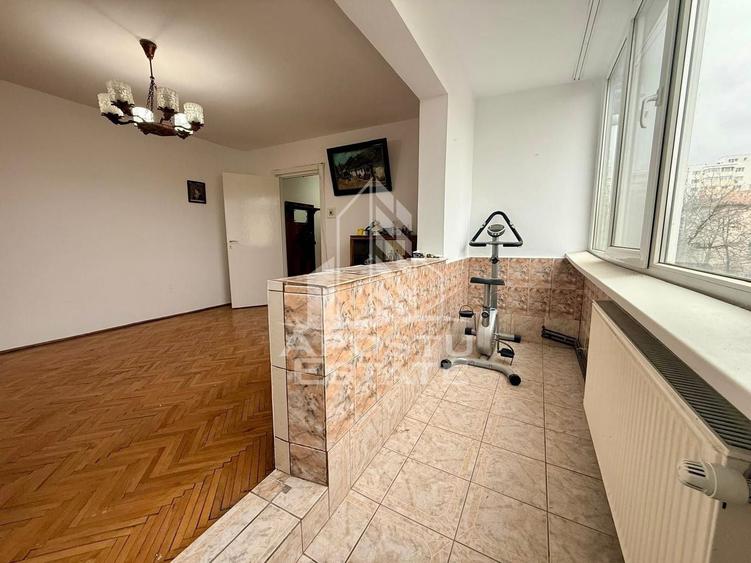 Apartament cu 4 camere semidecomandat, mobilat în Gheorghe Lazăr