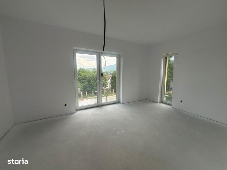 Casă cu 4 camere cu Teren 705 Mp în Sadu