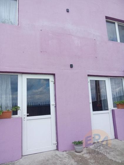 Casă individuală cu 9 camere cu Canalizare în Săcădat
