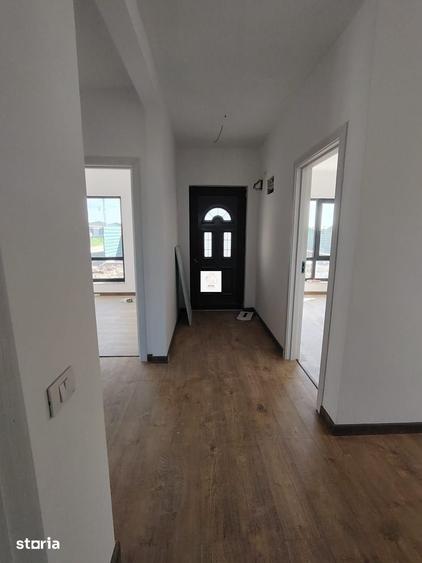 Casă cu 4 camere cu Teren 500 Mp în Periș