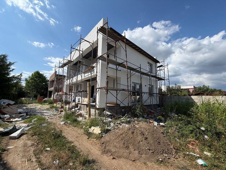 Casă individuală cu 4 camere cu Canalizare în Central
