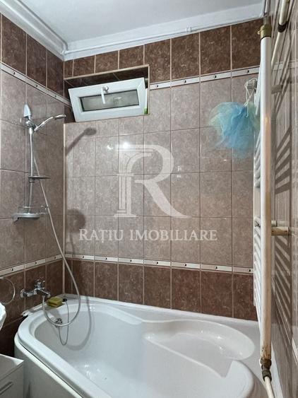 Apartament cu 3 camere semidecomandat, mobilat în Centru Civic