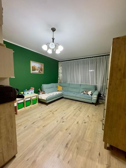 Apartament cu 3 camere semidecomandat, mobilat în Băneasa