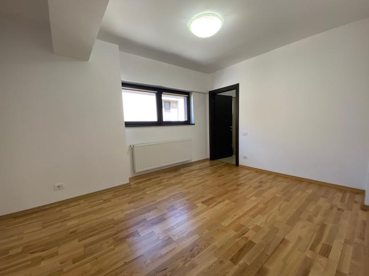 Apartament cu 3 camere semidecomandat în Aviatorilor