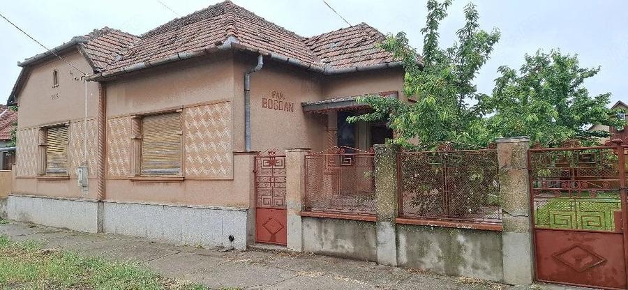 Casă cu 4 camere cu Teren 718 Mp în Pesac