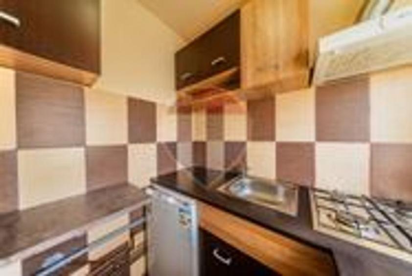 Apartament cu 2 camere semidecomandat, mobilat în Intim