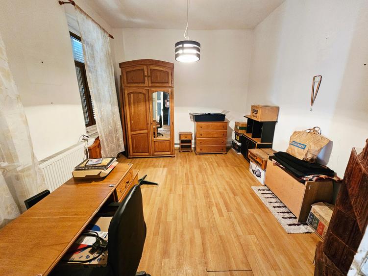 Casă individuală cu 7 camere cu Canalizare în Ultracentral