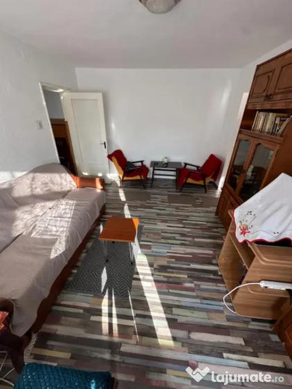 Apartament cu 3 camere semidecomandat în Central