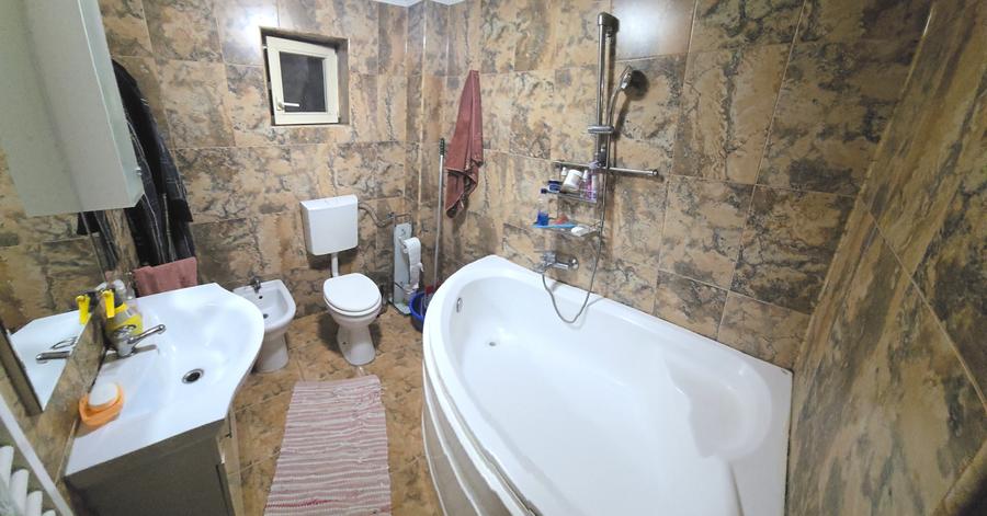 Casă individuală cu 7 camere cu Canalizare în Săftica