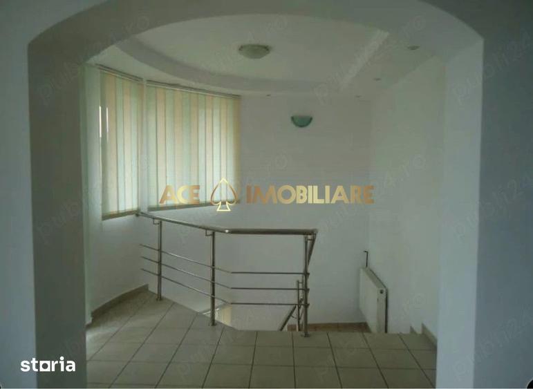 Casă cu 7 camere cu Teren 220 Mp în Vitan