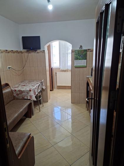 Apartament cu 3 camere decomandat în Racova