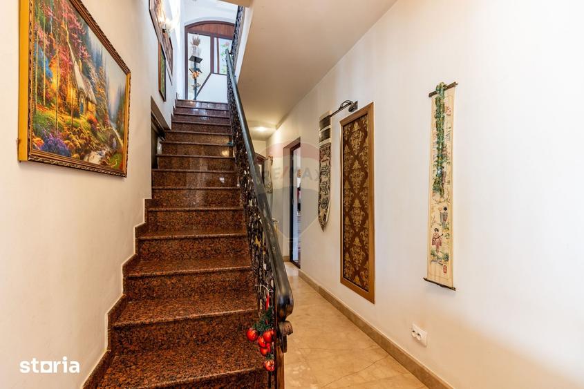 Casă cu 6 camere cu Teren 469 Mp în Central