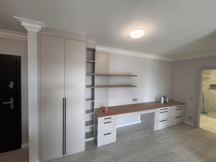 Apartament cu 3 camere semidecomandat, mobilat în Iris