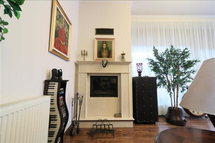 Casă individuală cu 7 camere cu Garaj în Copou