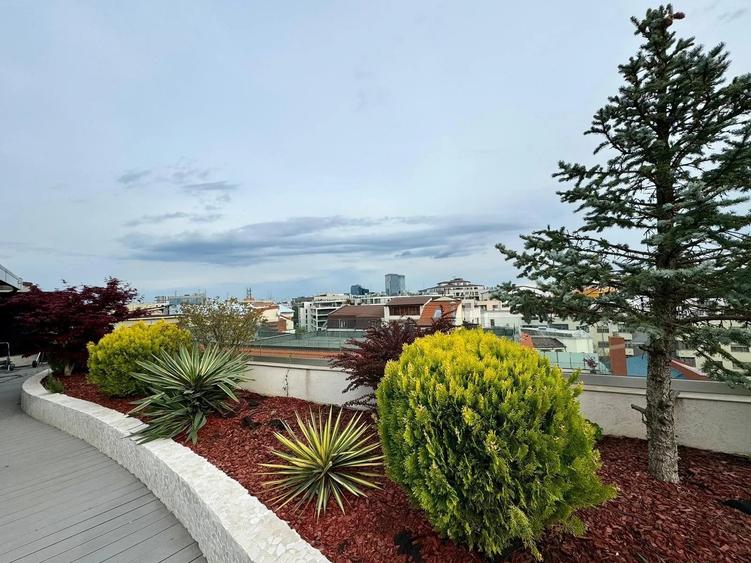 Penthouse cu 5 camere decomandat în Herăstrău