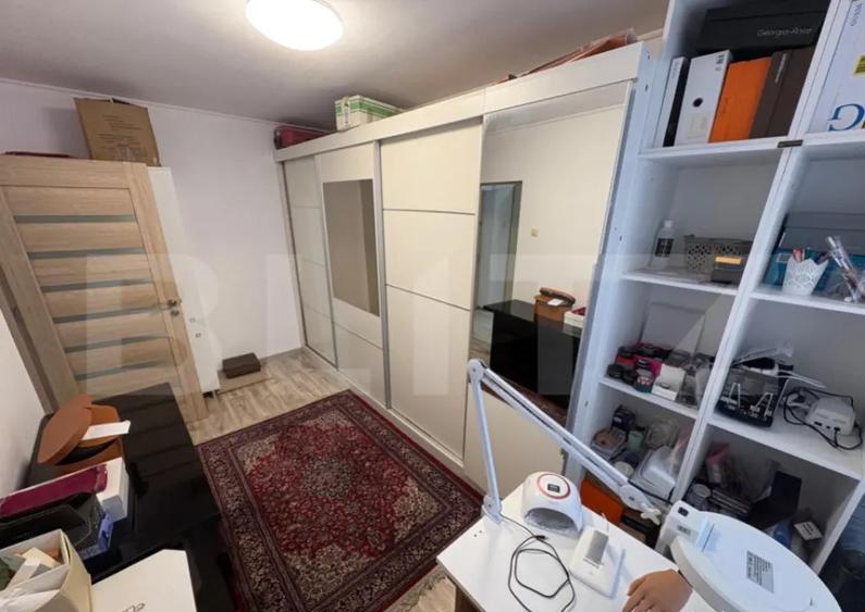 Apartament cu 4 camere semidecomandat, mobilat în Piața Centrală
