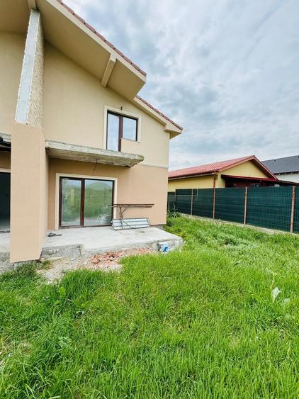 Duplex cu 4 camere cu Teren 250 Mp în Sânandrei