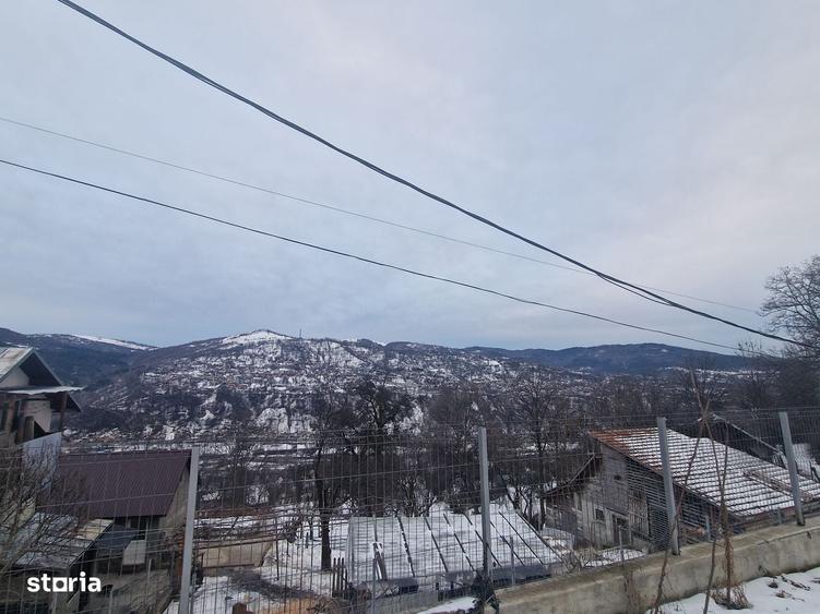 Casă cu 4 camere cu Teren 12000 Mp în Central