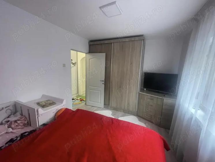Apartament cu 3 camere semidecomandat în Tineretului