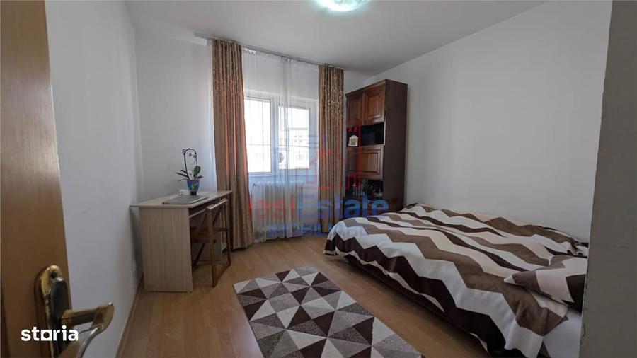 Apartament cu 3 camere decomandat în Canta