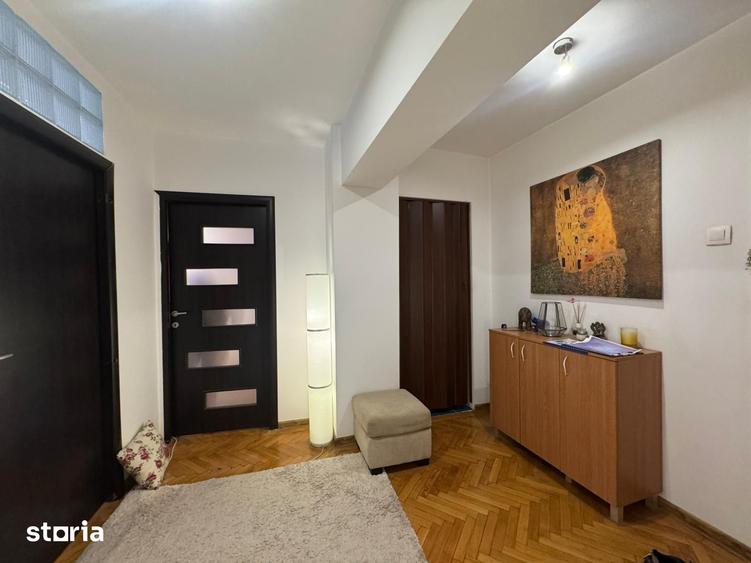Apartament cu 3 camere semidecomandat în Victoriei