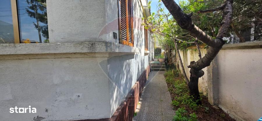 Casă cu 5 camere cu Teren 200 Mp în Grivița