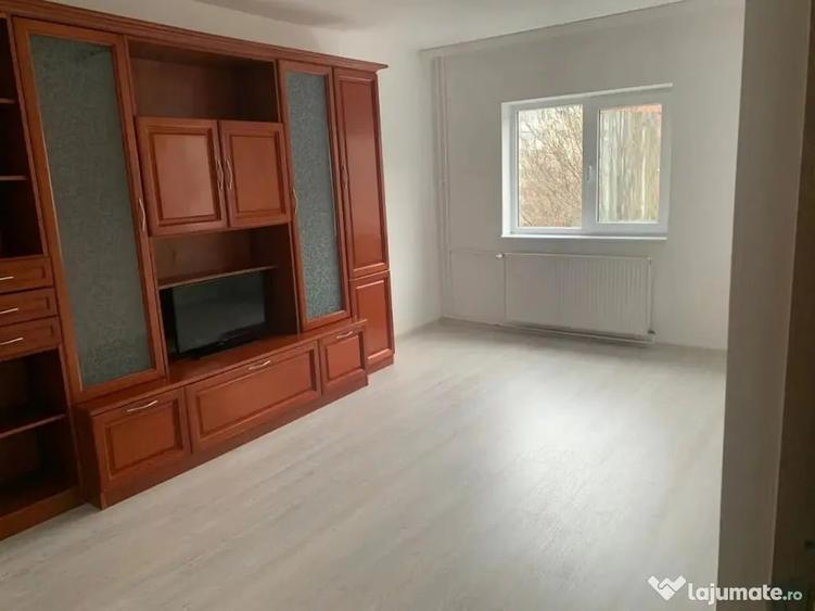 Apartament cu 3 camere decomandat în Republicii
