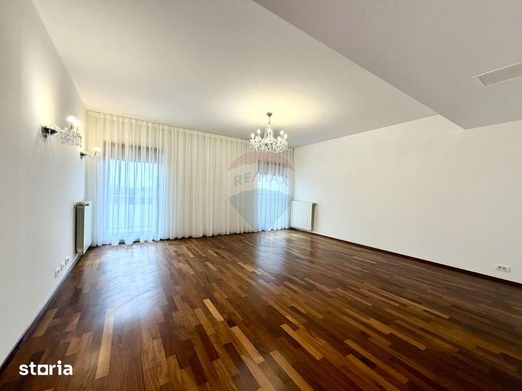 Apartament cu 4 camere semidecomandat, mobilat în Băneasa
