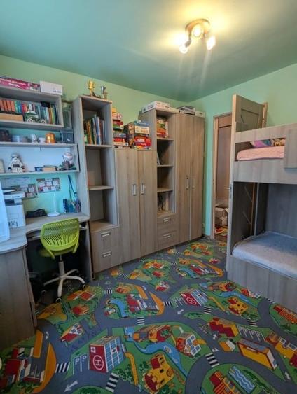 Apartament cu 3 camere semidecomandat, mobilat în Buziașului