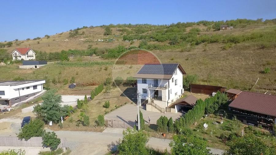 Casă individuală cu 5 camere cu Teren 1065 Mp în Rădaia