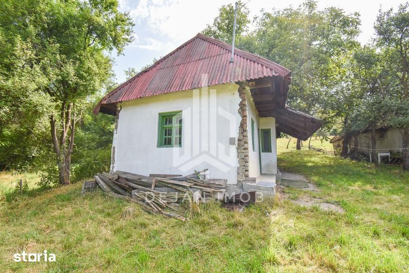 Casă cu 2 camere cu Teren 2784 Mp în Central
