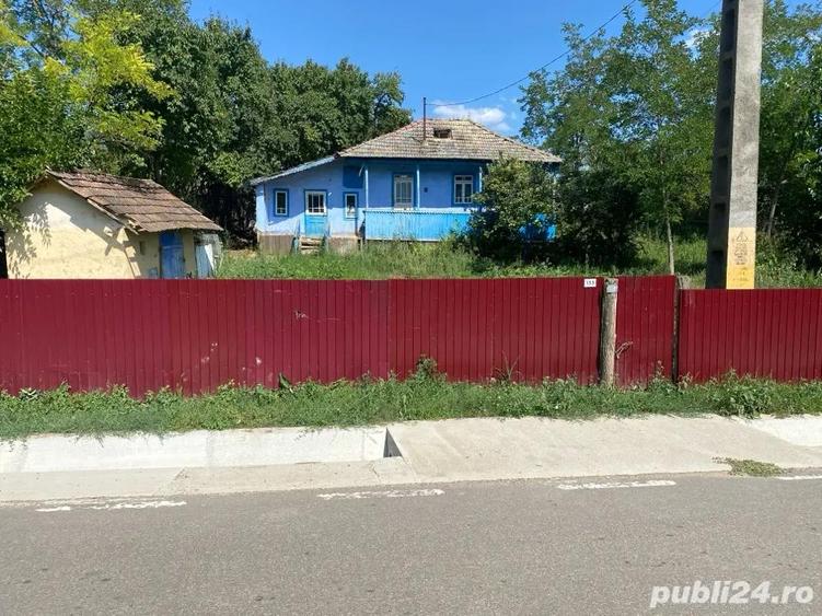 Casă cu 2 camere cu Teren 2200 Mp în Mânjești