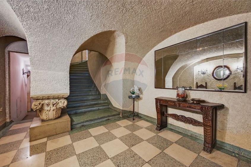 Apartament cu 10 camere decomandat, mobilat în Capitale