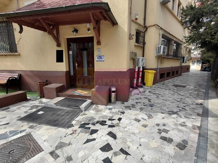 Casă individuală cu 20 camere cu Canalizare în Cotroceni